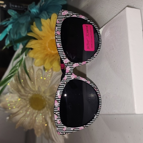 Betsey Johnson Accessories - NWT BETSEY JOHNSON SUNGLASSES